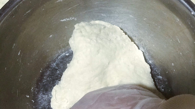 “咬春”春饼,有点粘,戴手套揉