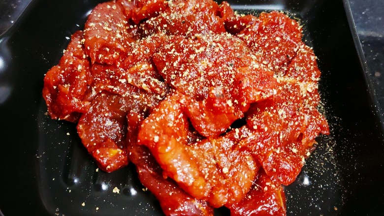 芹菜炒牛肉,撒点<a style='color:red;display:inline-block;' href='/shicai/ 134333'>黑胡椒</a>粉搅拌均匀