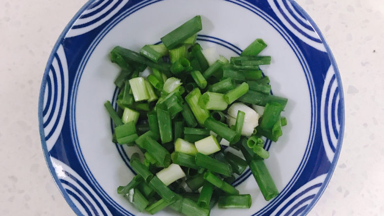 牛肉炖豆腐,还有葱花，小米辣。我的小米辣都是切好放在冷冻室的。