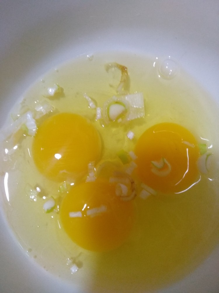 立春薄饼卷菜,三枚鸡蛋加葱花,盐,少许水炒熟。