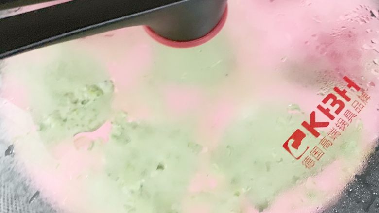 9个月加宝宝辅食:菠菜发糕,开水上锅蒸20分钟后关火焖5分钟