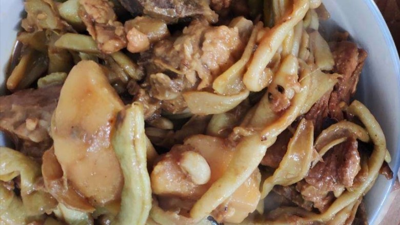 排骨土豆炖豆角,大概十五到二十分钟，锅里的汤差不多炖干时，放入一勺味精，出锅装盘。