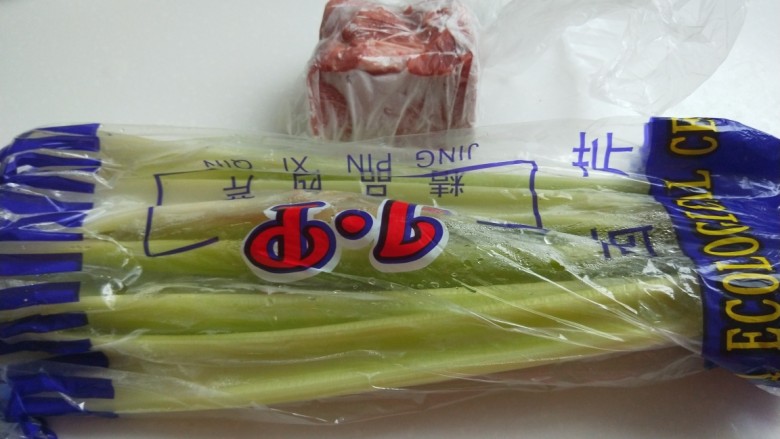 芹菜炒牛肉,早买的芹菜一颗就可以吃三次,也太大颗了,牛肉一块。