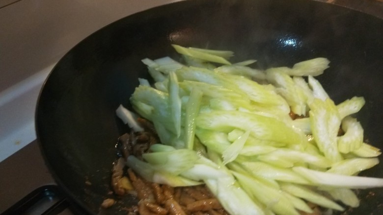 芹菜炒牛肉,加入适量盐,鸡精炒均匀即可。