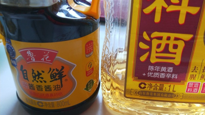 薯片鸡翅,酱油<a style='color:red;display:inline-block;' href='/shicai/ 718'>料酒</a>准备。