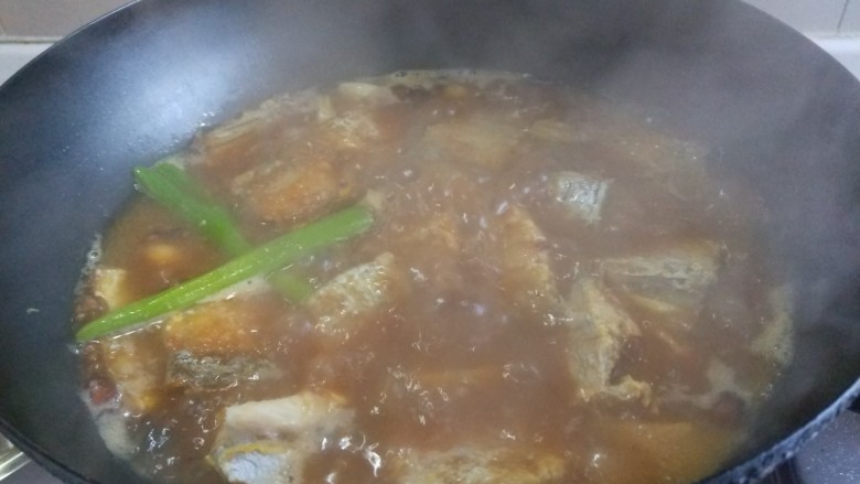 红烧糖醋带鱼,倒入番茄汁,加入适量开水大火烧开,小火慢炖半小时,最后收汁即可。