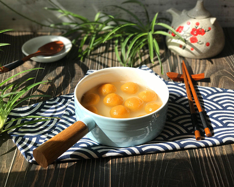 南瓜豆沙汤圆,好看好吃的南瓜豆沙汤圆就煮好了,连同汤汁一起盛入碗中