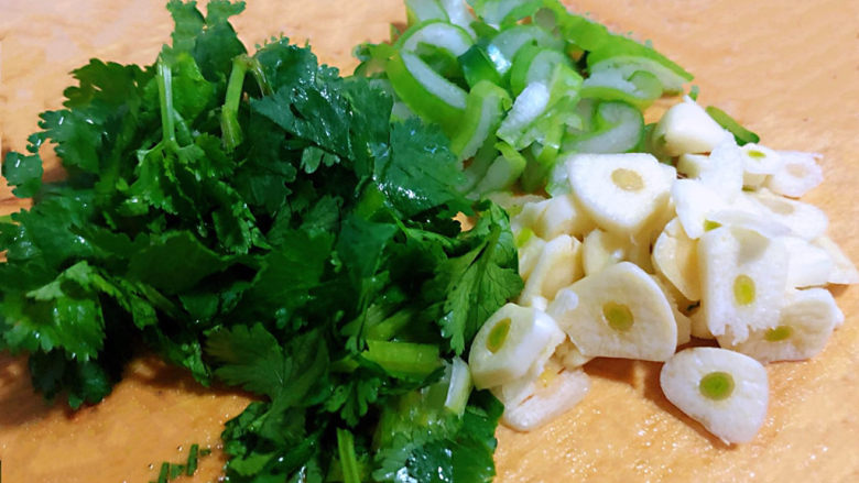 糖醋肉丸,葱花、蒜、香菜切好备用