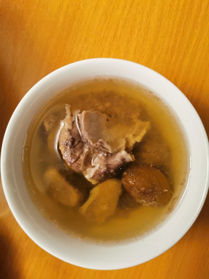 沙榄响螺瘦肉汤,汤水清甜,饮后口腔回甘,猪瘦肉香滑松软也可以全部吃完。