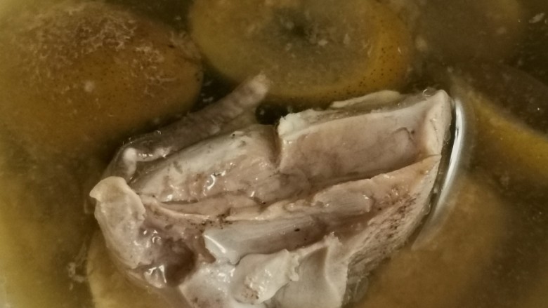 沙榄响螺瘦肉汤,炖够时候,加盐调味,饮汤吃渣。
