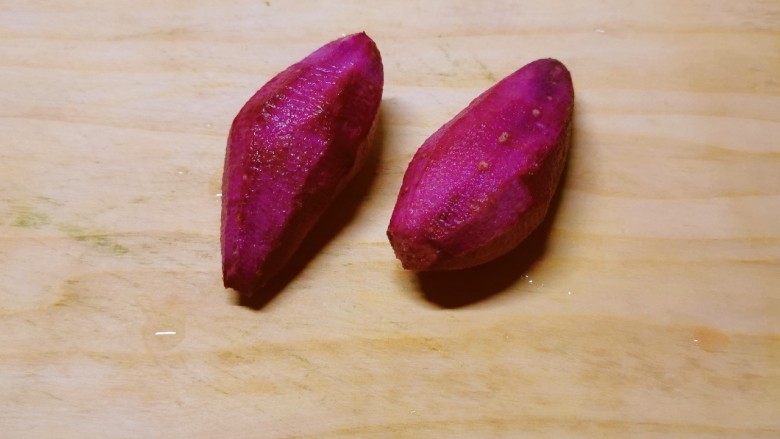 紫薯燕麦粥,<a style='color:red;display:inline-block;' href='/shicai/ 2643'>紫薯</a>去皮 清洗干净