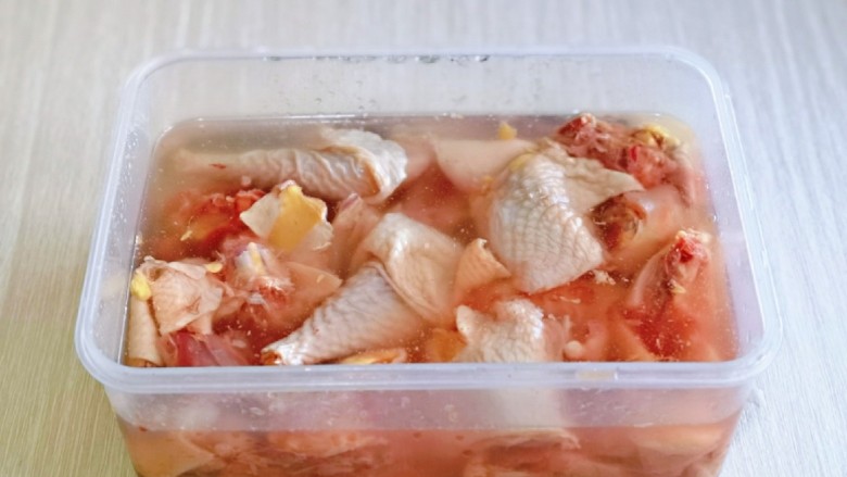 猴头菇鸡汤,用食品简单煎小块,再用冷水浸泡,反复两次。