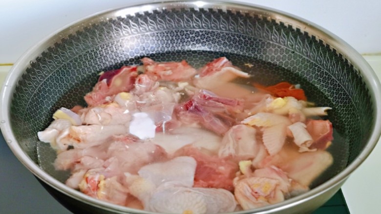 猴头菇鸡汤,鸡块焯水,冷水下锅,大火烧开后煮2-3分钟,捞出用温水冲洗干净。