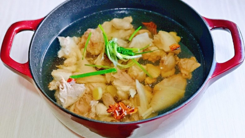 猴头菇鸡汤,加入纯净水,适当可以多一些,因为要熬的久一点。