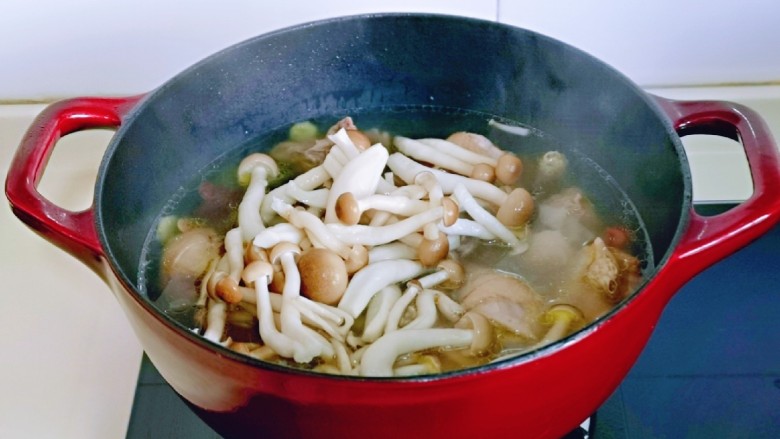 猴头菇鸡汤,鸡熬的差不多1个半小时,加入菇,继续熬20分钟左右。