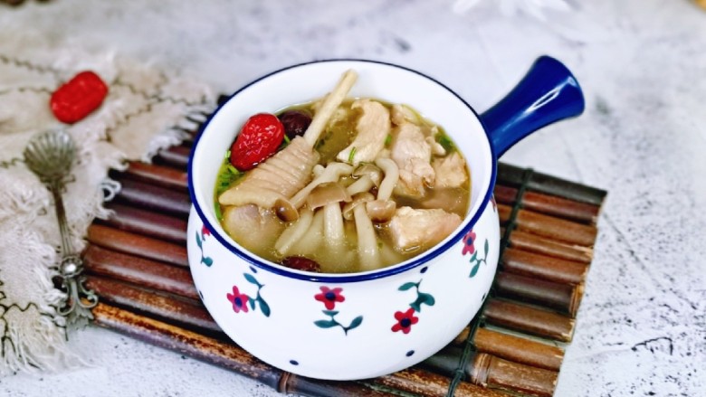 猴头菇鸡汤,味道鲜美至极,香的不要不要哒。