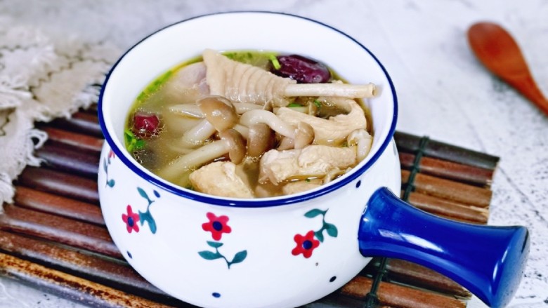猴头菇鸡汤,喝鸡汤养生又滋补,提高免疫力。