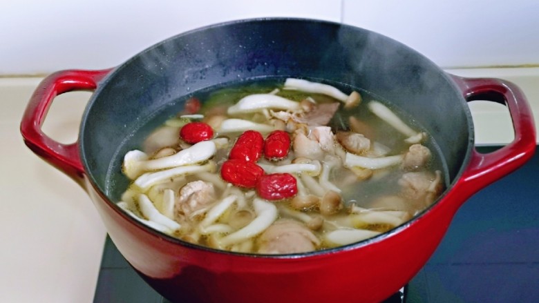 猴头菇鸡汤,加入<a style='color:red;display:inline-block;' href='/shicai/ 2470'>红枣</a>,按个人口味加入盐,继续熬10分钟关火。
