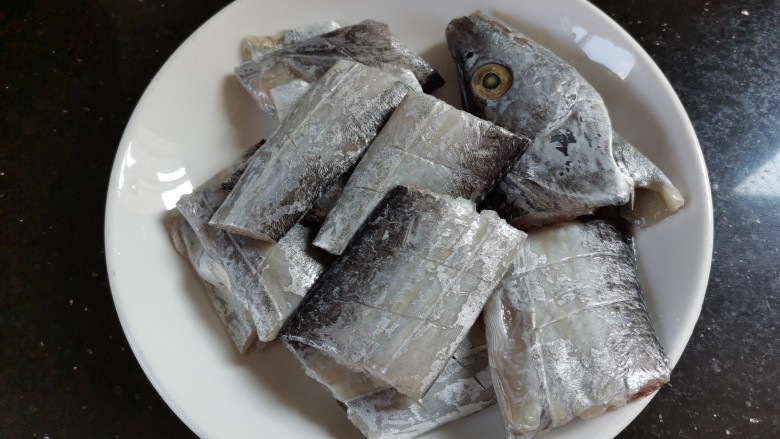 红烧糖醋带鱼,洗净切段,上面给划两刀