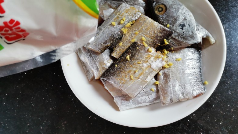 红烧糖醋带鱼,姜末,生粉搅拌均匀腌制15分钟