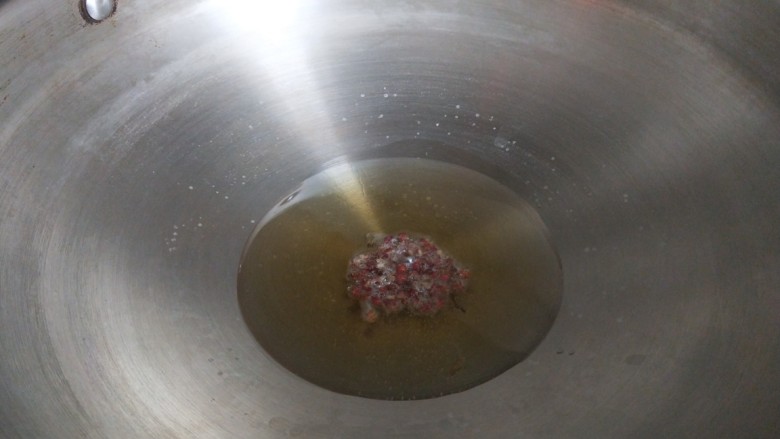 玉米猪肉饺,锅中倒入适量油,炸香<a style='color:red;display:inline-block;' href='/shicai/ 700'>花椒</a>粒。