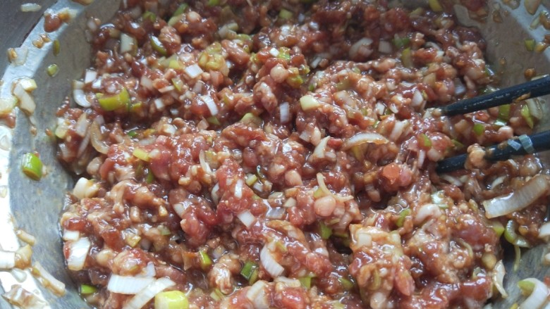 玉米猪肉饺,加入饺子粉,搅拌均匀即可。