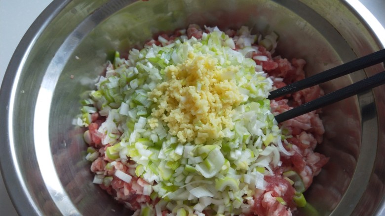 玉米猪肉饺,姜剁碎放入肉馅。