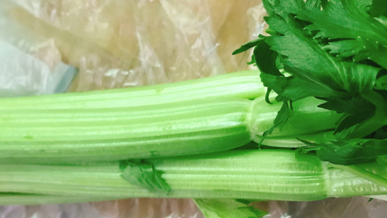 芹菜炒牛肉,<a style='color:red;display:inline-block;' href='/shicai/ 143'>西芹</a>