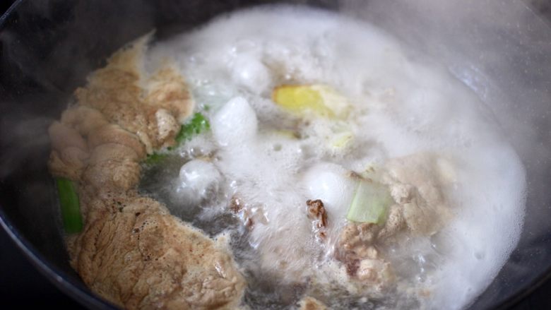 白果炖鸡,大火煮沸后继续煮2分钟左右,捞出过冷水冲洗干净。