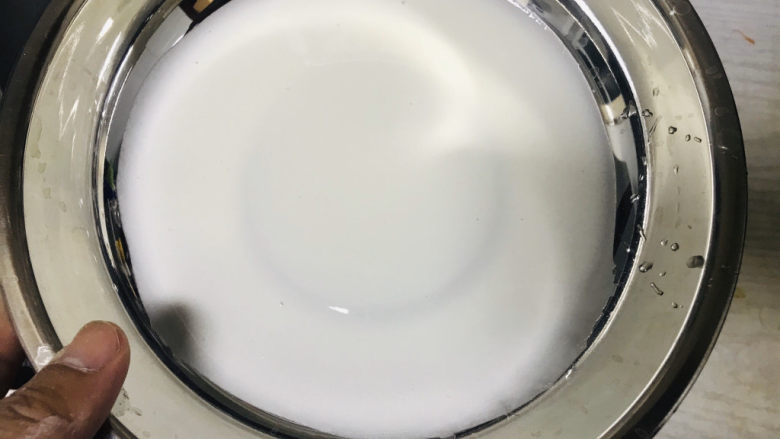 家庭凉皮,一勺糊糊倒入模具(底部平点的盆,或者瓷盘都可以)摇均匀
