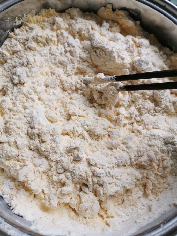 花样馒头之腊肠卷、小刺猬,把混合好的酵母泡打粉倒入面粉里搅拌,干了就加点温水。