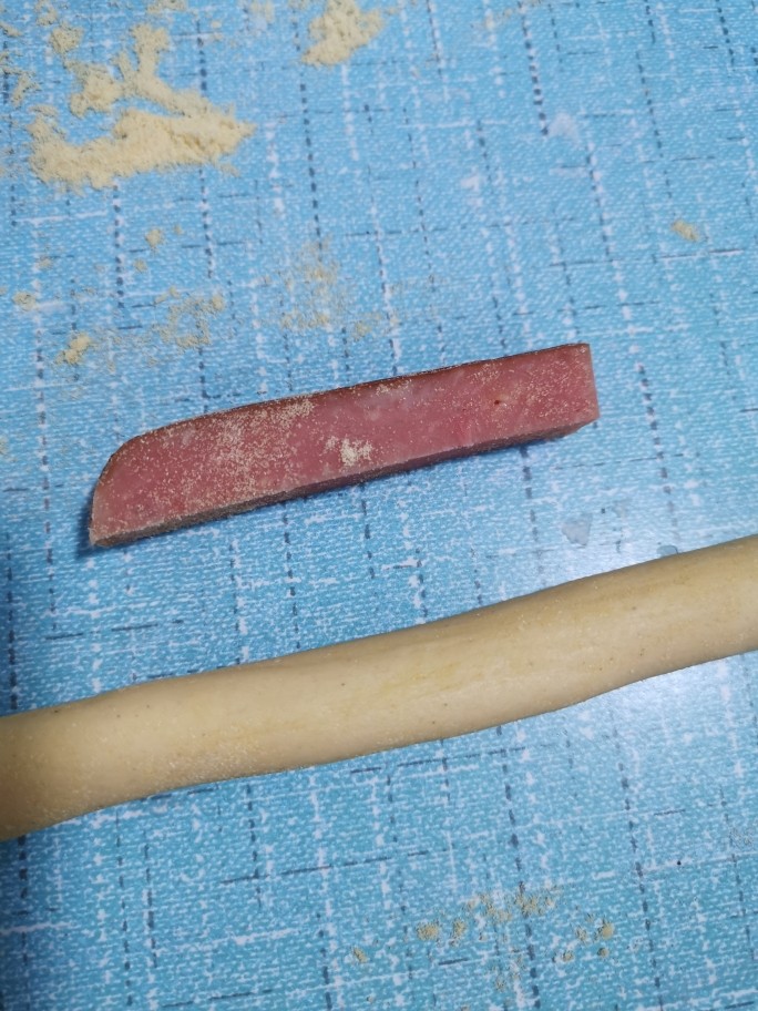花样馒头之腊肠卷、小刺猬,发面成功,排气揉搓后取一小面团搓成长条。