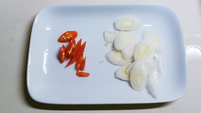 芹菜炒牛肉,<a style='color:red;display:inline-block;' href='/shicai/ 3446'>红尖椒</a>切圈  <a style='color:red;display:inline-block;' href='/shicai/ 3250'>葱</a>切片