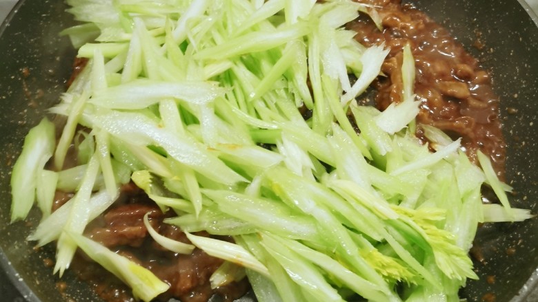 芹菜炒牛肉,放入芹菜