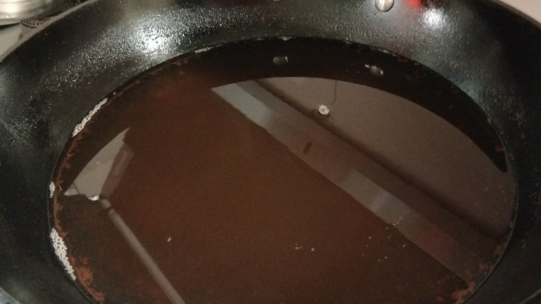 糖醋肉丸,锅中倒入适量油烧热炸丸子,这是炸了丸子的油。