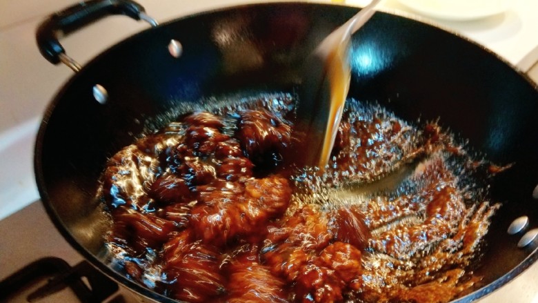 糖醋肉丸,加入<a style='color:red;display:inline-block;' href='/shicai/ 678'>白芝麻</a>,翻炒均匀即可。