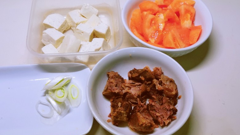 牛肉炖豆腐,<a style='color:red;display:inline-block;' href='/shicai/ 3250'>葱</a>切片 食材处理好