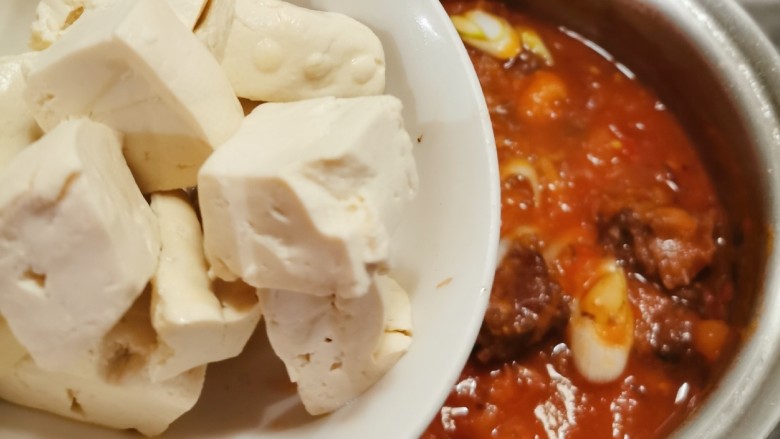 牛肉炖豆腐,放入豆腐