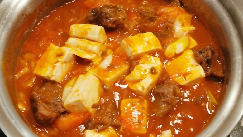 牛肉炖豆腐,炒至豆腐入味 汤汁浓稠 关火