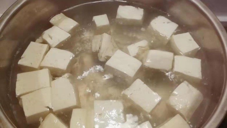 牛肉炖豆腐,切块 开水煮5分钟