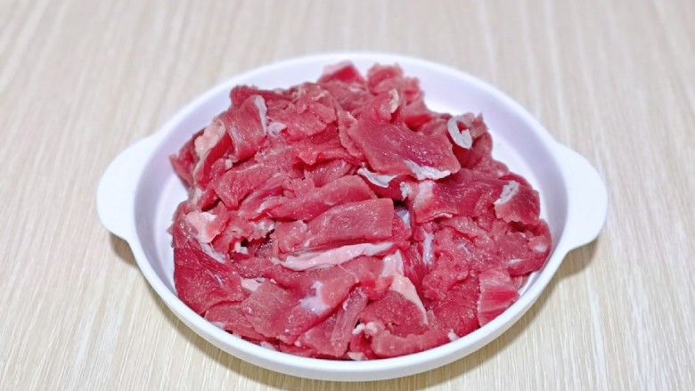 芹菜炒牛肉,买牛肉的时候请店家帮忙切好的,回来冷水冲洗干净。