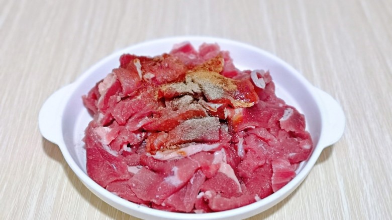 芹菜炒牛肉,加入<a style='color:red;display:inline-block;' href='/shicai/ 788'>生抽</a>，<a style='color:red;display:inline-block;' href='/shicai/ 718'>料酒</a>，<a style='color:red;display:inline-block;' href='/shicai/ 720'>胡椒粉</a>，戴上食品手套，抓拌均匀。