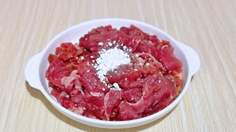 芹菜炒牛肉,再加入<a style='color:red;display:inline-block;' href='/shicai/ 2590'>番薯粉</a>,再次抓拌均匀。