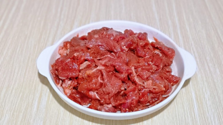 芹菜炒牛肉,最后淋上<a style='color:red;display:inline-block;' href='/shicai/ 851'>橄榄油</a>，充分拌均匀，盖上盖子腌制30分钟。