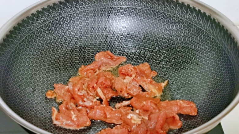 芹菜炒牛肉,起油锅,加入腌制好的<a style='color:red;display:inline-block;' href='/shicai/ 9158'>牛肉片</a>翻炒。