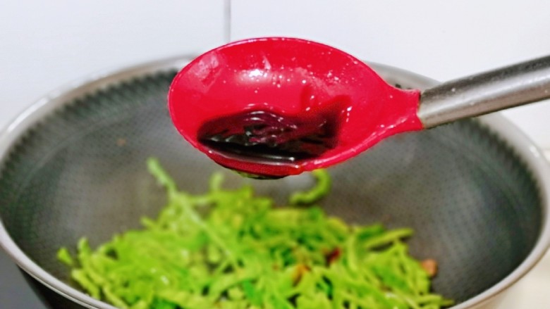芹菜炒牛肉,锅中留底油,加入芹菜,青椒丝翻炒,再加入<a style='color:red;display:inline-block;' href='/shicai/ 721'>蚝油</a>,快速翻炒。