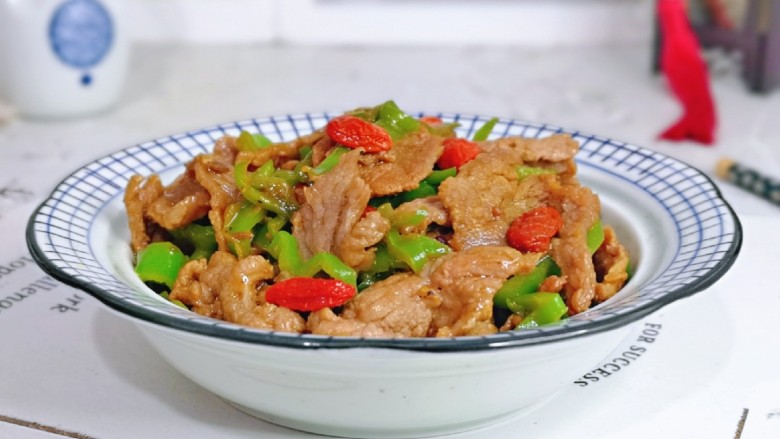 芹菜炒牛肉,牛肉片嫩滑可口,颜色搭配,营养均衡。