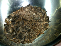 布朗尼雪花巧克力,将小块巧克力倒入碗中,隔水加热至50-55度