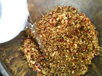 低脂红枣蛋糕,将红枣末倒入小锅中,加入<a style='color:red;display:inline-block;' href='/shicai/ 156925'>水</a>