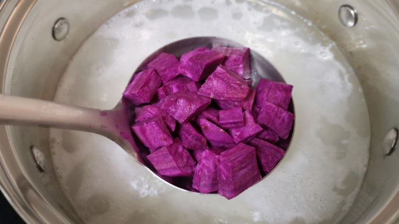 紫薯燕麦粥,锅开以后下入紫薯块,再次大火烧开,转小火煮25分钟左右。